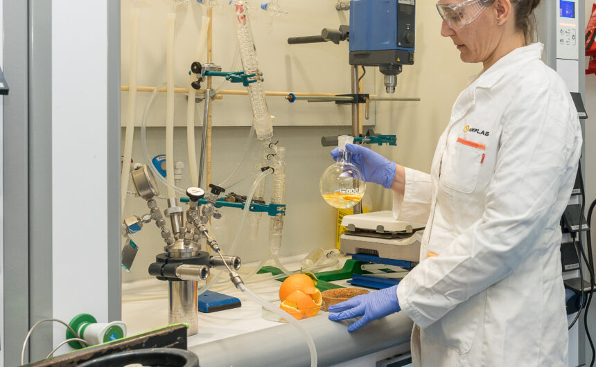 BUILD-LIMONENE 1 AIMPLAS impulsa el desenvolupament de materials sostenibles per a la construcció produïts a partir del CO₂ d’emissions industrials i pells de cítrics.