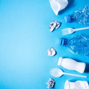 França prohibirà els envasos de plàstic pel 2040
