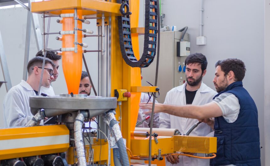 practicas-alumnos-extrusion-master-2022 (13) El Màster de AIMPLAS i la UPV sobre Materials Polimèrics i Composites celebra la seva desena edició i la Càtedra AIMPLAS becarà al 100% de l’alumnat.