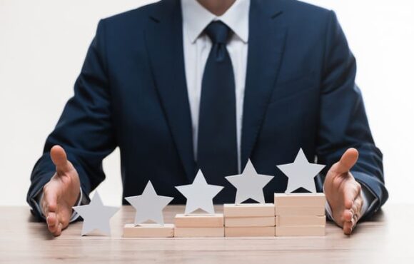 Curso_07057_cropped-view-of-businessman-in-f___1 3 – 6 de novembre | Model EFQM en el sector del plàstic: claus per a la gestió excel·lent