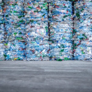 Large pile of plastic PET bottles compressed and ready for recyc El sector europeu del PET impulsa les normes CEN de disseny pel reciclatge d’envasos