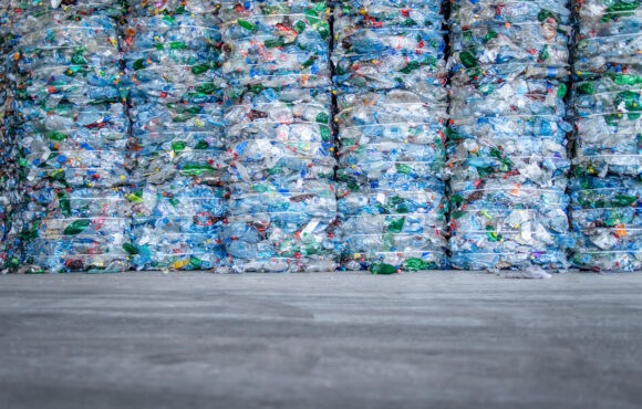 Large pile of plastic PET bottles compressed and ready for recyc El sector europeu del PET impulsa les normes CEN de disseny pel reciclatge d’envasos