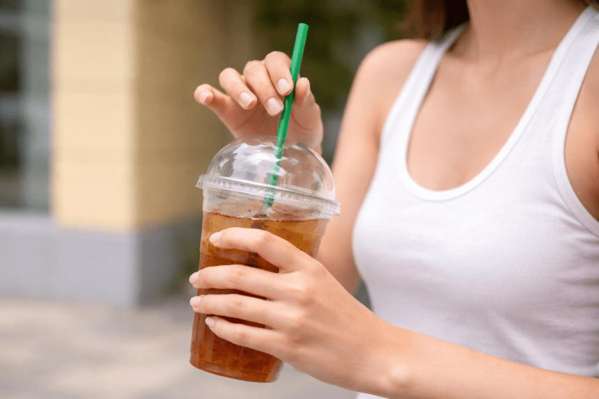 França posposa fins al 2030 la prohibició dels gots d’un sol ús que contenen plàstic