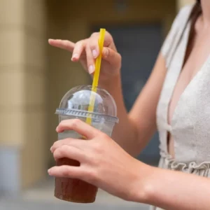 França posposa fins al 2030 la prohibició dels gots d’un sol ús que contenen plàstic