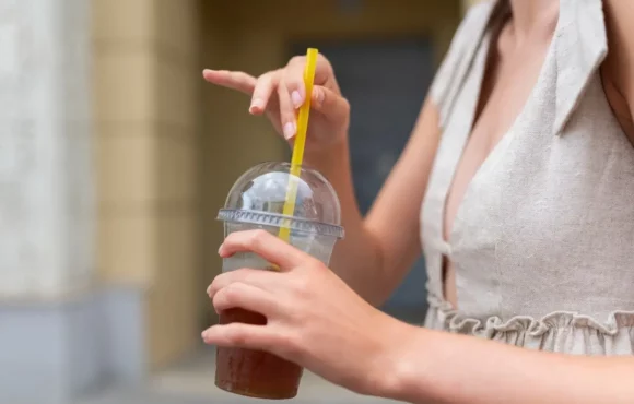 França posposa fins al 2030 la prohibició dels gots d’un sol ús que contenen plàstic