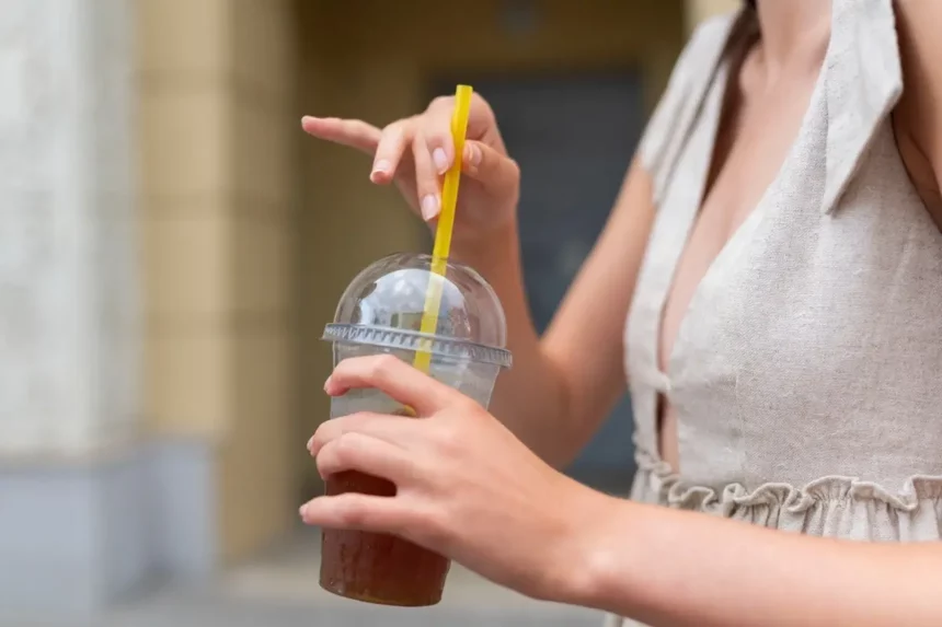 França posposa fins al 2030 la prohibició dels gots d’un sol ús que contenen plàstic