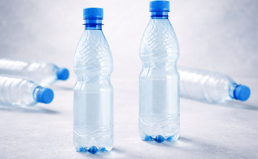 La UE fixa com calcular el plàstic reciclat en ampolles